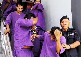 Φρίκη στη Μαλαισία: 15χρονη βιάστηκε από 38 άνδρες!