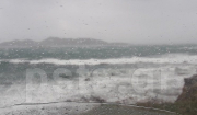 Πρωτοφανείς εικόνες στην Πάρο! Πελώρια κύματα «κατάπιαν» ακτές της Παροικίας και της Νάουσας!