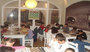 Σκακιστική ακαδημία &quot;Πλοηγού Αντιπάρου&quot; - Η πρώτη γνωριμία με τα παιδιά ήταν γεμάτη χαμόγελα