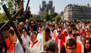 Συγκίνηση και κατάνυξη στη λιτανεία του σταυρού στην Παναγία των Παρισίων [βίντεο]