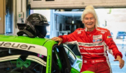 83χρονη συνταξιούχος γυρίζει τις πίστες της Ευρώπης με Porsche και Lamborghini