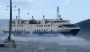 Καιρός: Πλοίο δίνει «μάχη» με τα κύματα για να δέσει στο λιμάνι της Αίγινας