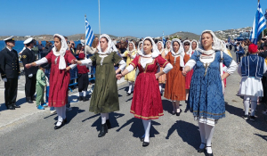 Πάρος – 25η Μαρτίου: Καταχειροκροτήθηκαν τα νιάτα του νησιού στη μαθητική παρέλαση (Βίντεο)