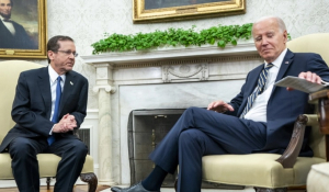 ΗΠΑ: Ο Μπάιντεν συνάντησε τον πρόεδρο του Ισραήλ με... σκονάκια - Δείτε βίντεο