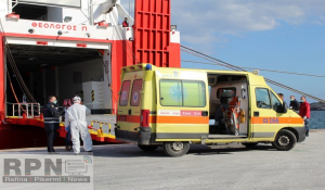 Λιμάνι Ραφήνας τώρα:Δυο ύποπτα κρούσματα από το ”Θεολόγος” μεταφέρθηκαν με το ΕΚΑΒ