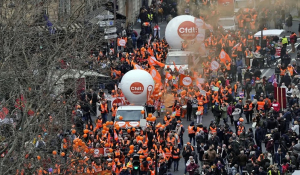 Γαλλία: Eγκρίθηκε από τη Γερουσία η αύξηση των ορίων ηλικίας για σύνταξη, παρά τις διαδηλώσεις