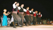 Οι χοροί των Ελλήνων στη Νάουσα Πάρου: από τον πεντοζάλη της Κρήτης στις ελληνόφωνες ταραντέλλες της κάτω Ιταλίας …
