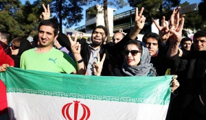 Ιράν: Επευφημίες για τη συμφωνία - Με το σήμα της νίκης και σημαίες της χώρας τους, Ιρανοί πολίτες...