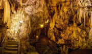 Το σπήλαιο στην Αντίπαρο όπου κρύφτηκαν οι Μακεδόνες συνωμότες κατά του Μ. Αλεξάνδρου