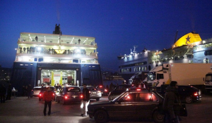 Ανατροπή: Συλλήψεις στον Πειραιά για τον πνιγμό επιβάτη - Απωθήθηκε από το καράβι
