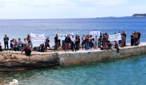 Πάρος: Δεν το βάζουν κάτω οι μαχητικοί πολίτες του νησιού! - Οργανωμένη διαμαρτυρία για αυθαιρεσίες στην ακτογραμμή