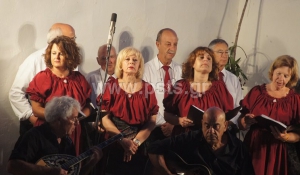 Χορωδία Νάουσας Πάρου: Ενθουσιάζει το αφιέρωμα στον Σταύρο Κουγιουμτζή
