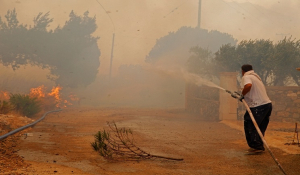 Σε ύφεση η φωτιά στην Ελαφόνησο - Στο «κόκκινο» η χώρα: 63 πυρκαγιές σε 24 ώρες