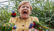 Γερμανία: Όταν παπαγάλος δάγκωσε τη Μέρκελ που θέλησε να τον ταΐσει