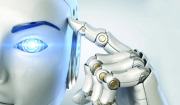 «Η τεχνητή νοημοσύνη μπορεί να βοηθήσει τον άνθρωπο, όχι να τον αντικαταστήσει», λέει η αναπληρώτρια πρύτανης του MIT