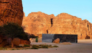 Το εντυπωσιακό κτήριο – καθρέφτης που εξαφανίζεται στην έρημο της Σαουδικής Αραβίας