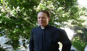 O ιερέας π.Μarek Wysocki στην Πάρο