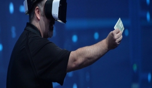 Συσκευή εικονικής πραγματικότητας: Πιάνεις με τα χέρια σου ψηφιακά αντικείμενα