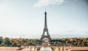 Παρίσι: Η δήμαρχος Ινταλγκό θέλει να κάνει «μεγάλο περίπατο» στον πύργο του Άιφελ και προκαλεί αντιδράσεις
