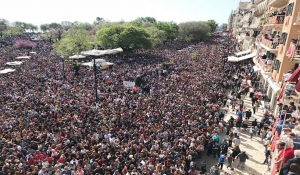 Κέρκυρα: Χιλιάδες κόσμου έκαναν πρώτη Ανάσταση με «μπότηδες»