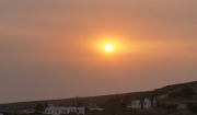 Πάρος: Σκοτείνιασε ο ήλιος στο νησί –  Θολό ηλιοβασίλεμα λόγω του καπνού από τις πυρκαγιές
