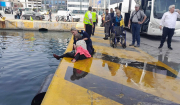 ΣΥΜΒΑΙΝΕΙ ΤΩΡΑ: Γυναίκα έπεσε στη θάλασσα λίγο πριν τον απόπλου του Blue Star Naxos για Πάρο – Επέμβαση Λιμενικών και προσωπικού του πλοίου…