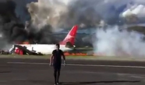 Τρόμος για επιβάτες Boeing που τυλίχτηκε στις φλόγες κατά την προσγείωση