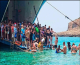 Κρήτη: Απίστευτες εικόνες στον Μπάλο - Βουτάνε μέχρι τον λαιμό από το πλοίο για να φτάσουν στην παραλία