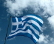 Νάξος: Δύο άνδρες κατέβασαν την ελληνική σημαία από το μνημείο των Ηρώων στο Χαλκί …και την πήραν μαζί τους