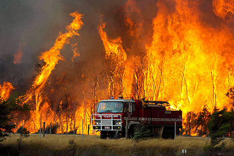 Μαίνεται πυρκαγιά στην Κίσσαμο Χανίων - Εκκενώθηκε οικισμός