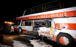 Ενας νεκρός και 17 τραυματίες σε τροχαίο στα Τέμπη
