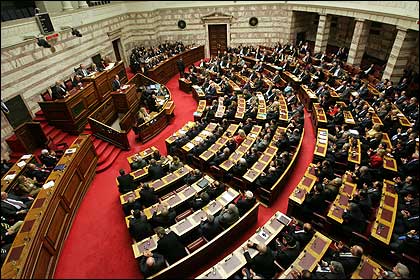 Νόμος του κράτους με 199 «ναι» το μνημόνιο - Τσουνάμι διαγραφών στα κόμματα