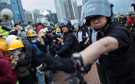 Νύχτα συλλήψεων στο Χονγκ Κονγκ