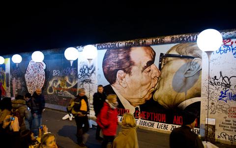 Αναψε το εντυπωσιακό «Φωτεινό Σύνορο» στο Βερολίνο