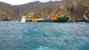 Απαντλήθηκαν καύσιμα-πετρελαιοειδή από το πλοίο που προσάραξε στη Μύκονo