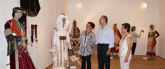 Σίφνος: Εγκαίνια παραδοσιακών φορεσιών από το θέατρο Δόρα Στράτου