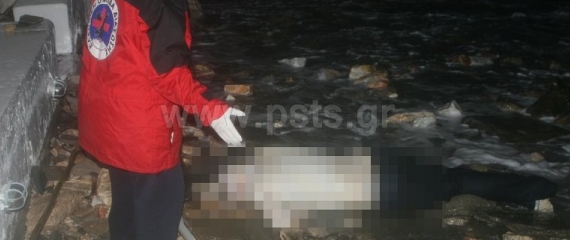 Πτώμα άνδρα ξεβράστηκε σε παραλία της Νάουσας Πάρου (Φωτό + Βίντεο)