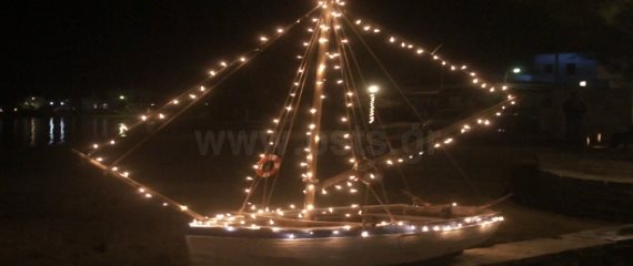 Πάρος – Αλυκή: Φωταγώγηση Χριστουγεννιάτικης Παραδοσιακής βάρκας