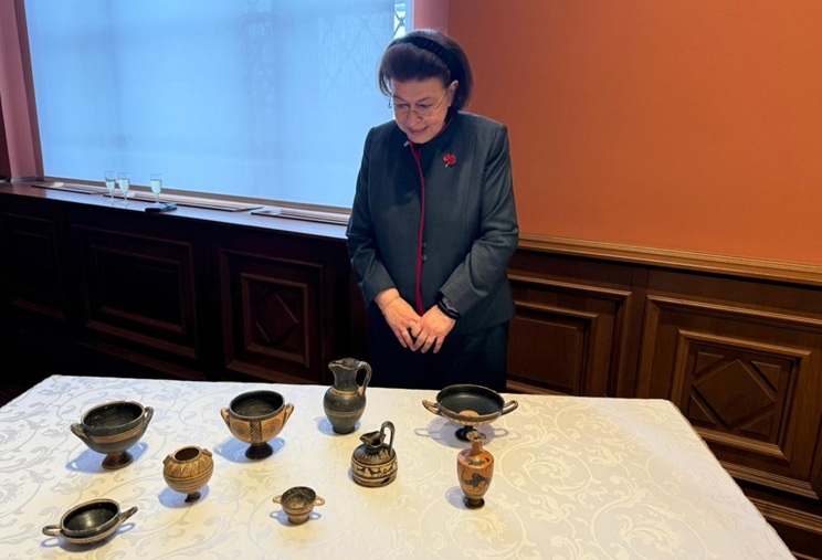 Η Υπουργός Πολιτισμού Λίνα Μενδώνη και τα εννέα αρχαία αγγεία που επαναπατρίζονται στην Ελλάδα