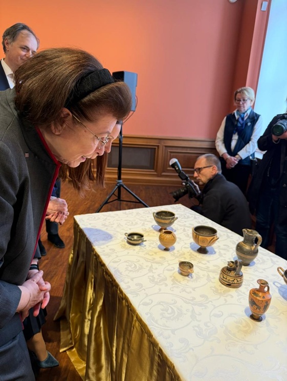 Η Υπουργός Πολιτισμού Λίνα Μενδώνη στην τελετή παραλαβής των εννέα αρχαίων αγγείων