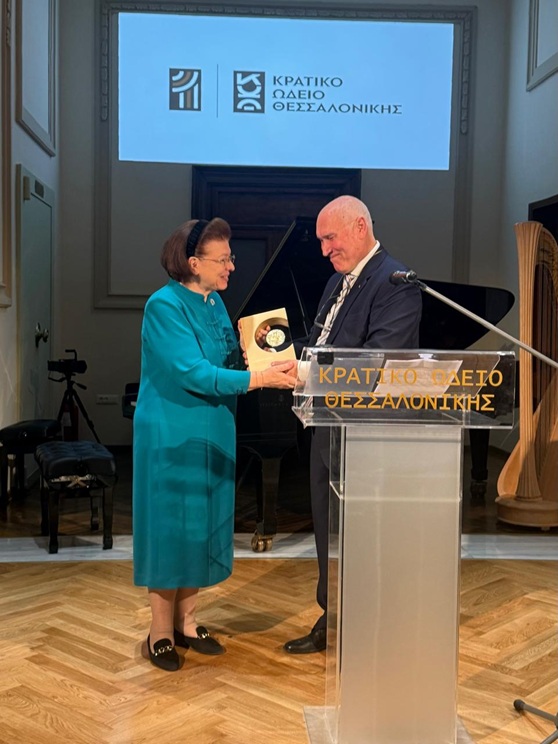 Η Υπουργός Πολιτισμού παραλαμβάνει το χρυσό μετάλλιο του ΚΩΘ από τον Νικόλαο Αβδελλά