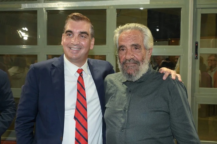 Ο δήμαρχος Γιάννης Κωνσταντάτος με τον γλύπτη του έργου Γιάννη Μπαρδή