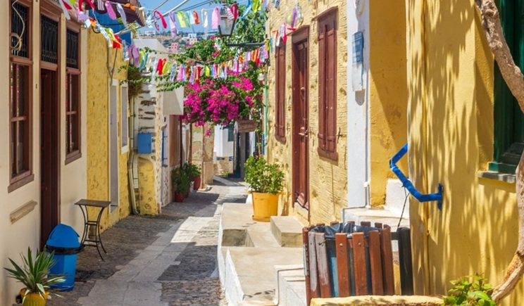 stenaki ano syros kitrinoi toixoi