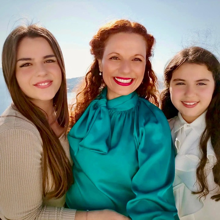 11. Οι δύο πιανίστριες στη Σαντορίνη μαζί με τη μητέρα τους