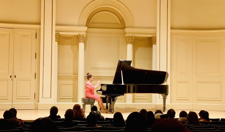 4. Η Αγγελίνα στη θρυλική σκηνή του Carnegie Hall στη Νέα Υόρκη