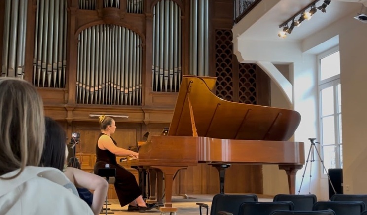 6. Η Εβελίνα στο Cesar Franck Auditorium της ιστορικής Schola Cantorum στο Παρίσι