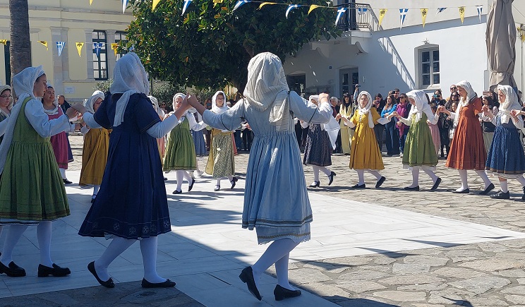 gel paros ekatontapylianoi xoroi 102