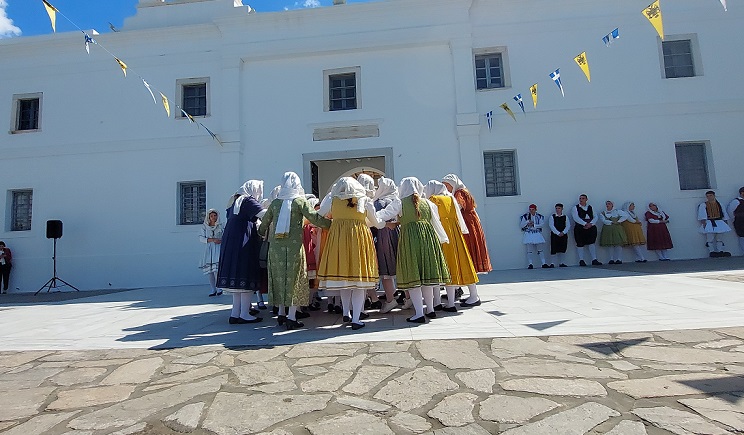 gel paros ekatontapylianoi xoroi 104