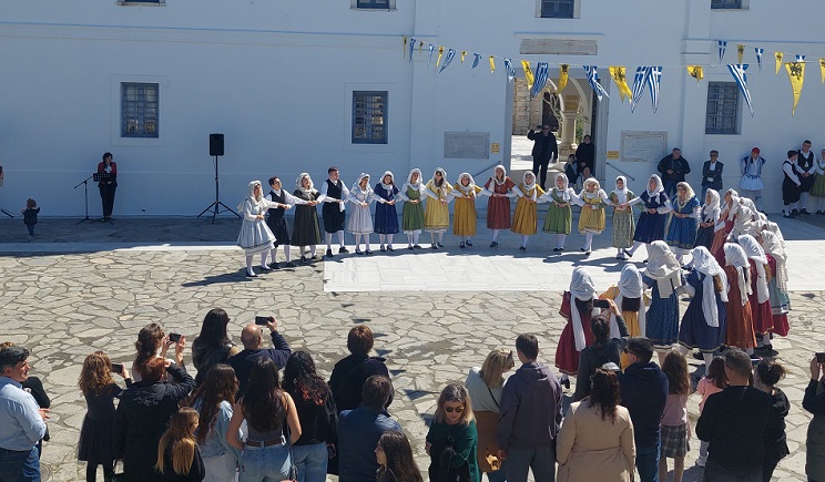 gel paros ekatontapylianoi xoroi 108