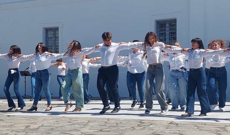 gel paros ekatontapylianoi xoroi 111